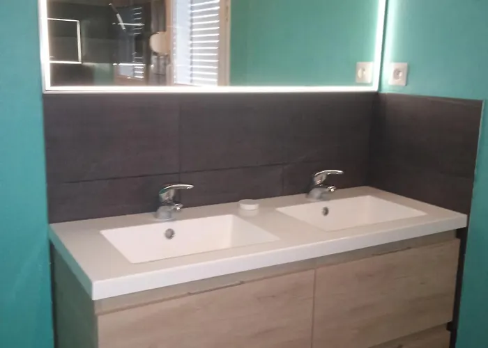 Du Lagon Avec Piscine Semesterbostad