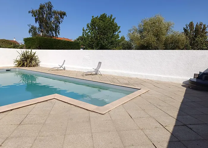 Du Lagon Avec Piscine Semesterbostad